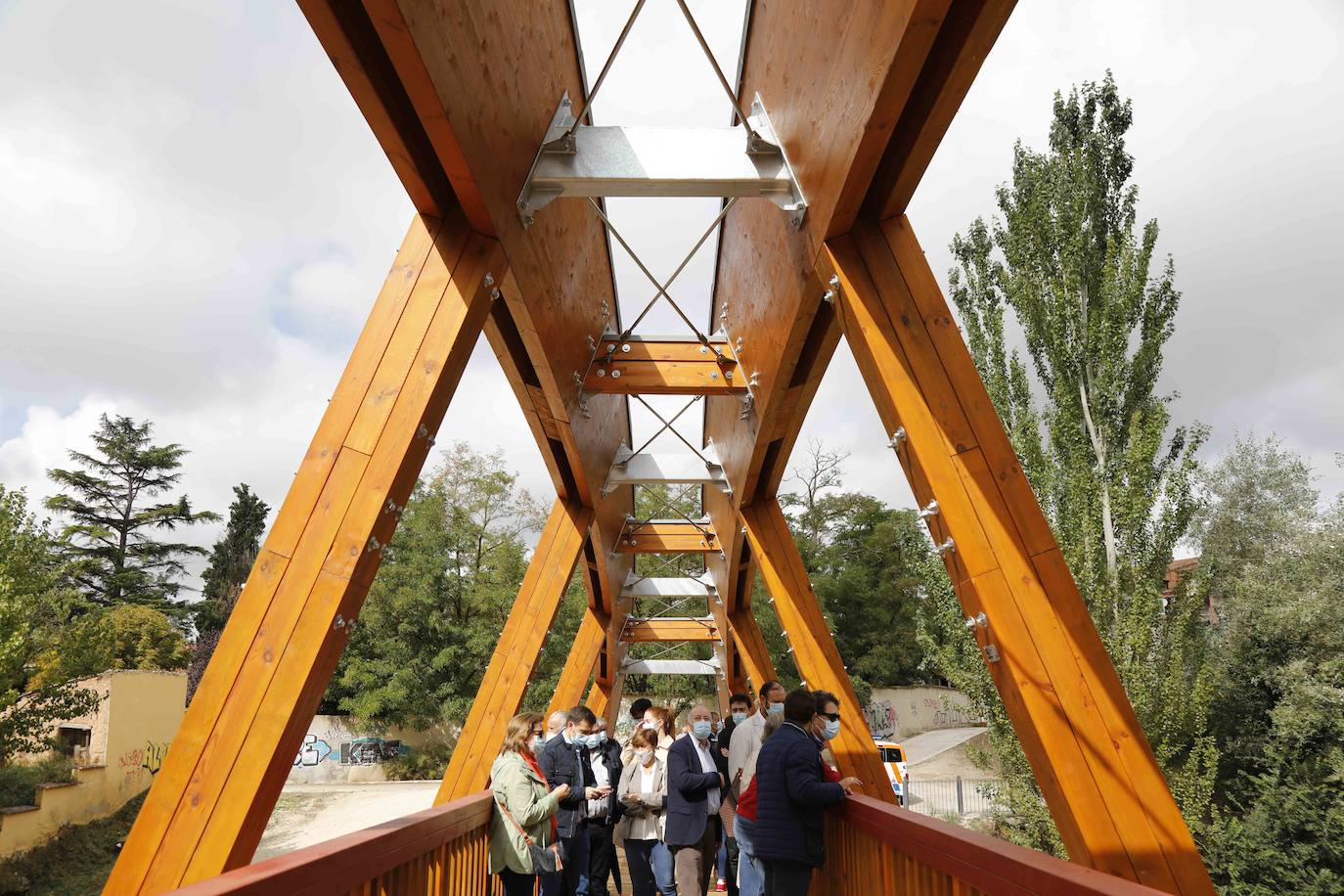 La Confederación Hidrográfica del Duero entrega al Ayuntamiento de Peñafiel las obras de este puente peatonal incluido en la Senda del Duero