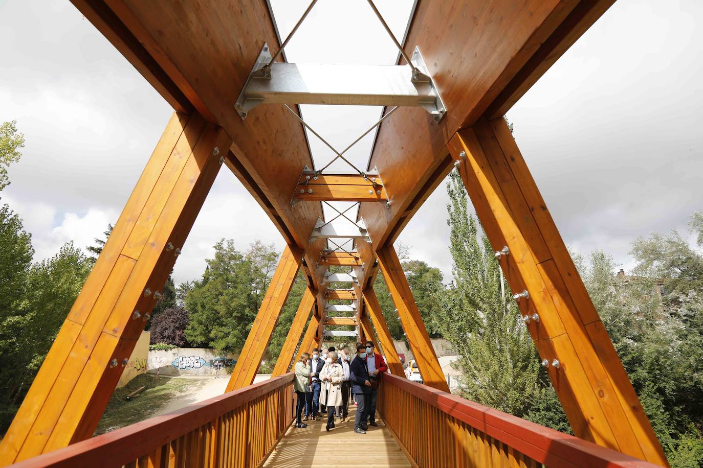 La Confederación Hidrográfica del Duero entrega al Ayuntamiento de Peñafiel las obras de este puente peatonal incluido en la Senda del Duero