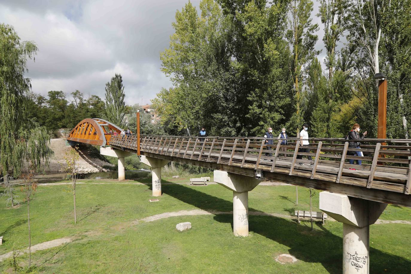 La Confederación Hidrográfica del Duero entrega al Ayuntamiento de Peñafiel las obras de este puente peatonal incluido en la Senda del Duero