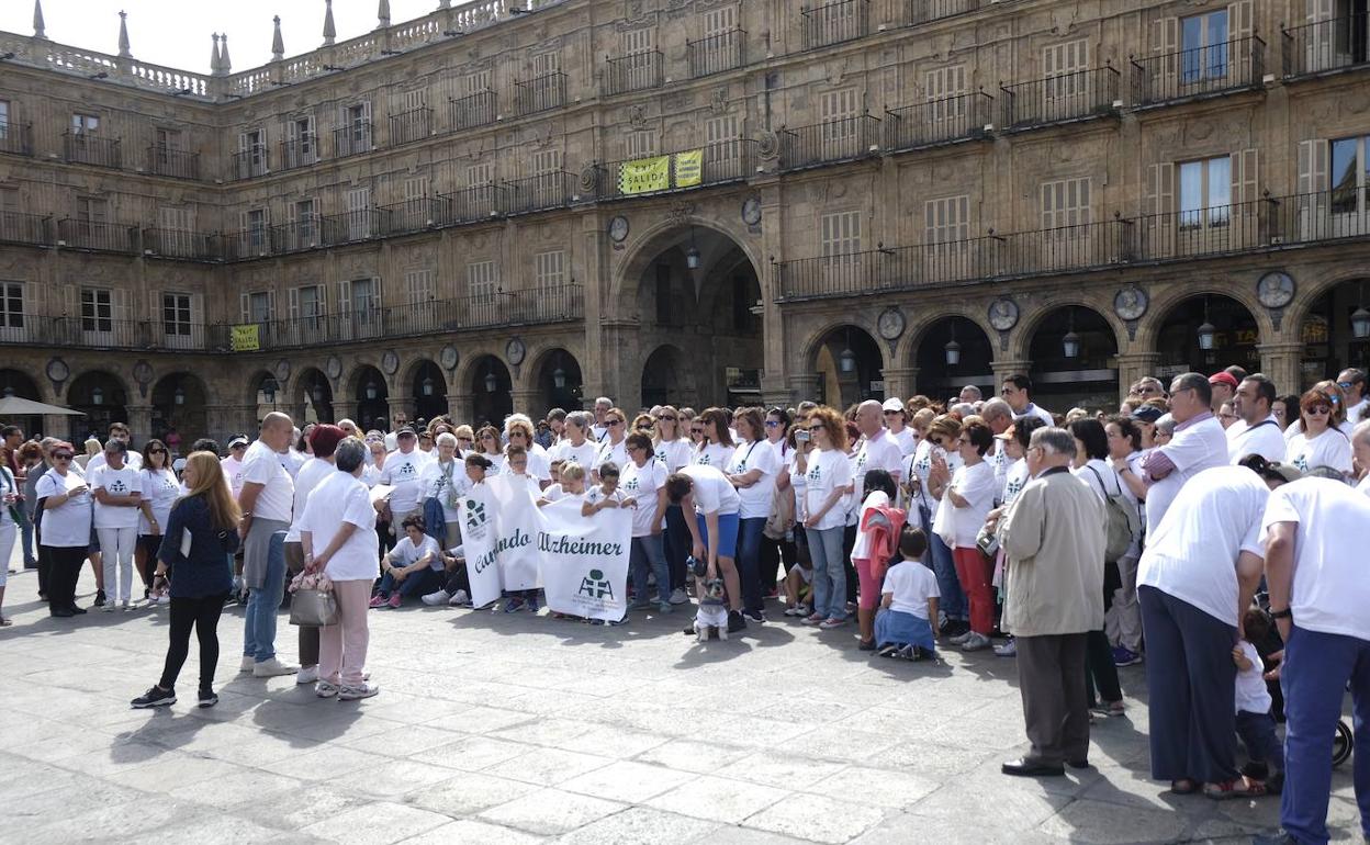 Lectura de un manifiesto de AFA Salamanca tras finalizar la marcha por el alzheimer en septiembre del año pasado. 