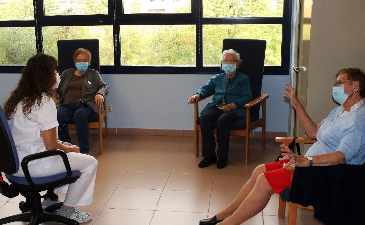 Personas usuarias del centro segoviano, durante una terapia.