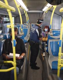 Imagen secundaria 2 - Parques infantiles cerrados, controles de acceso a calles y policías pidiendo documentación en un autobús, 