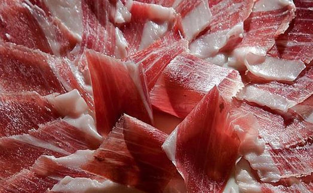 Un aplato de jamón. 