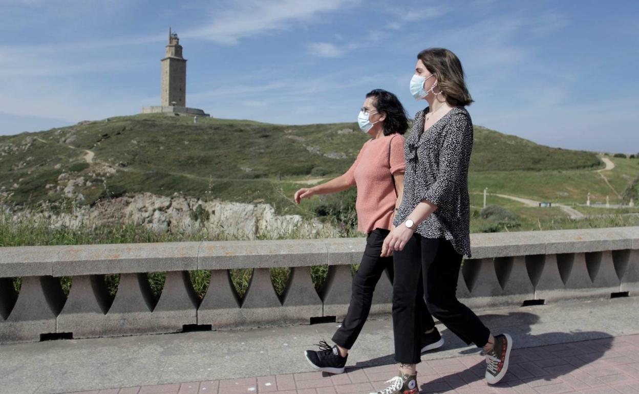 Dos mujeres con mascarilla pasean por La Coruña.