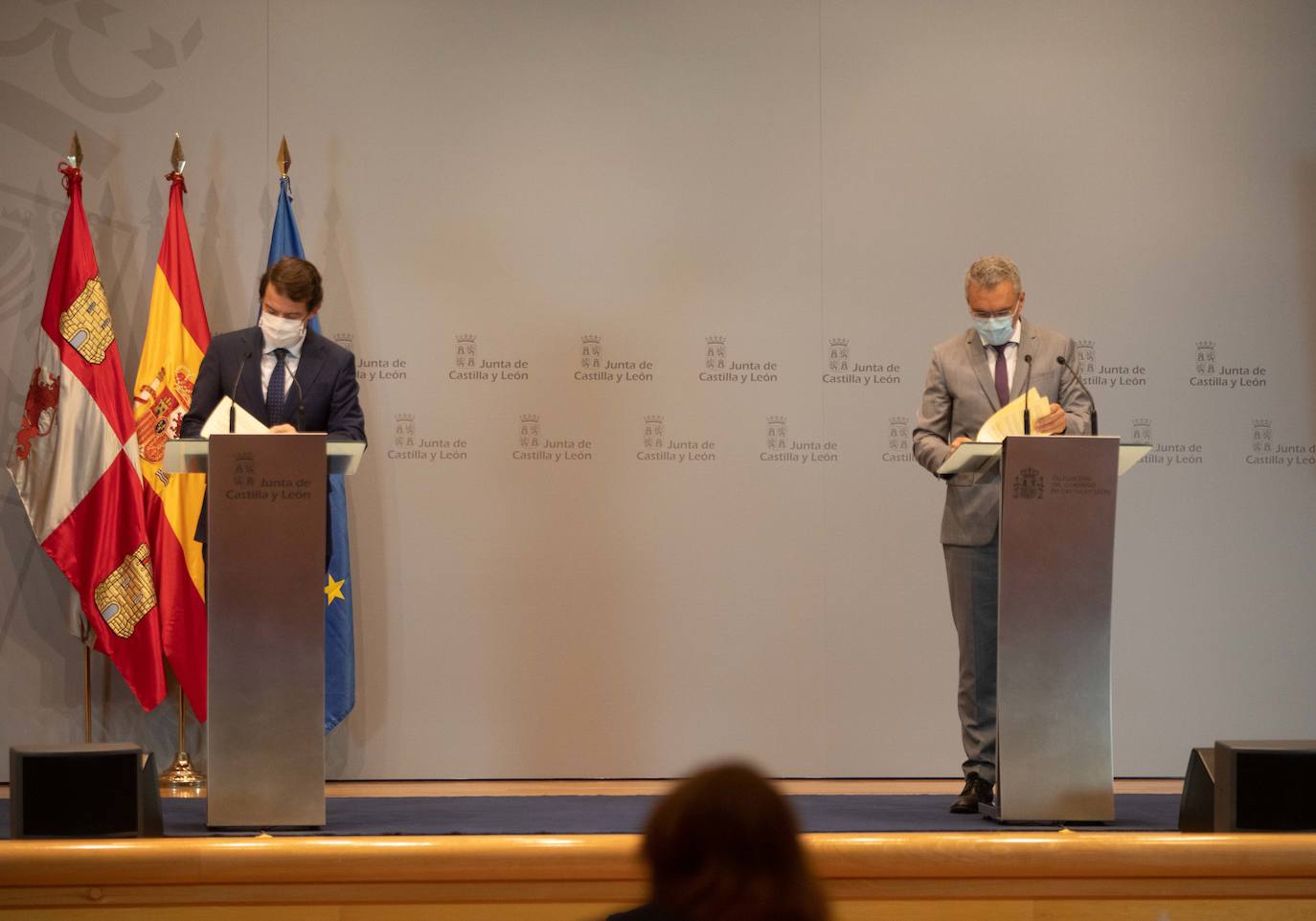 Alfonso Fernández Mañueco y Javier Izquierdo firman el protocolo de colaboración entre la Junta y la Delegación del Gobierno. 