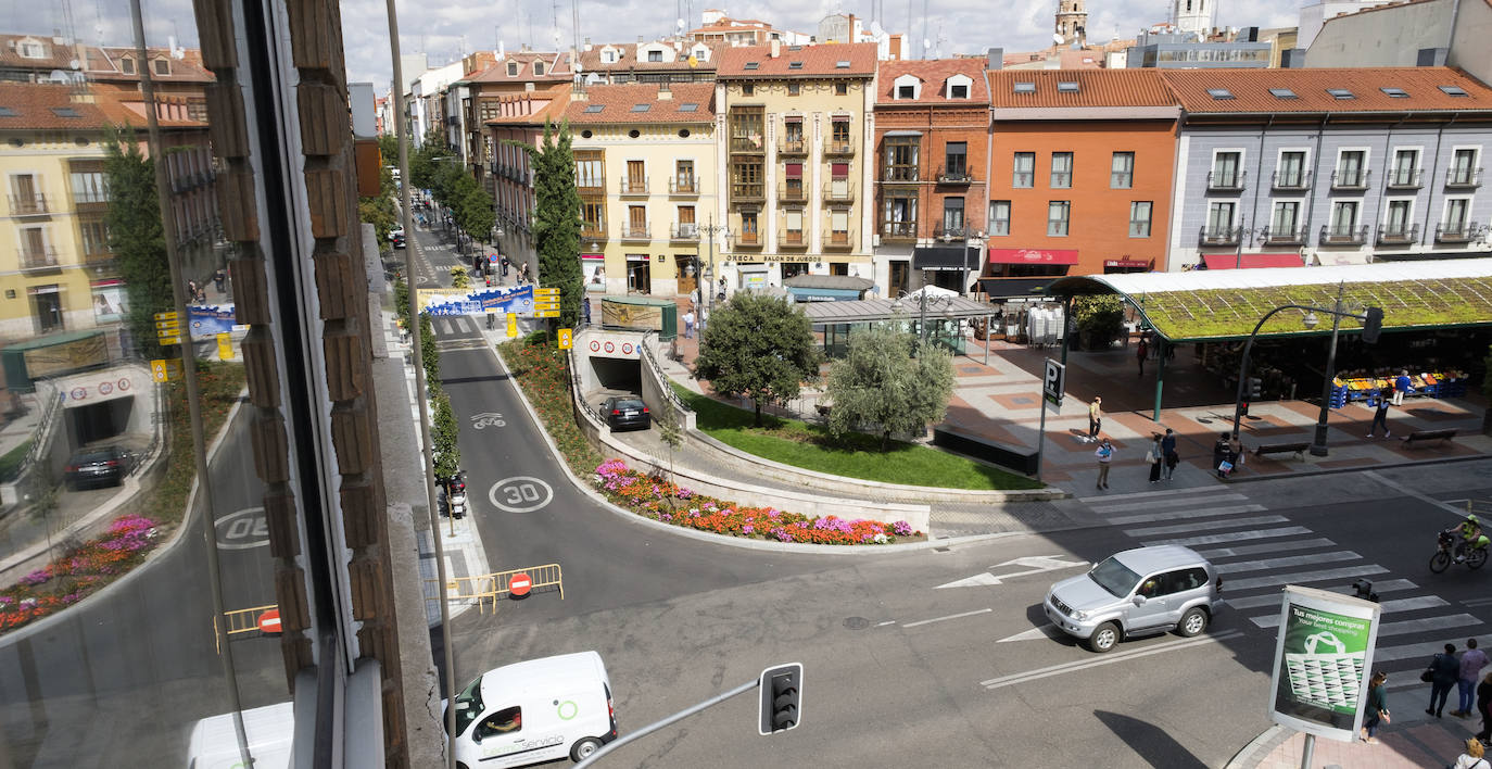 Alguna retención a hora punta en Poniente e Isabel la Católica, según reconocían fuentes de la Policía Local, pero una jornada sin grandes problemas de tráfico