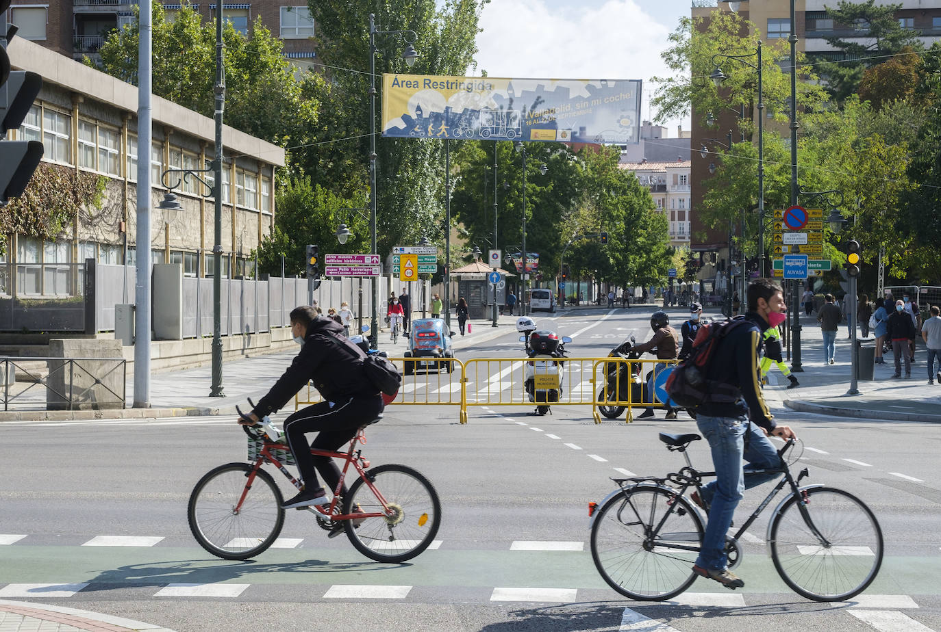 Alguna retención a hora punta en Poniente e Isabel la Católica, según reconocían fuentes de la Policía Local, pero una jornada sin grandes problemas de tráfico