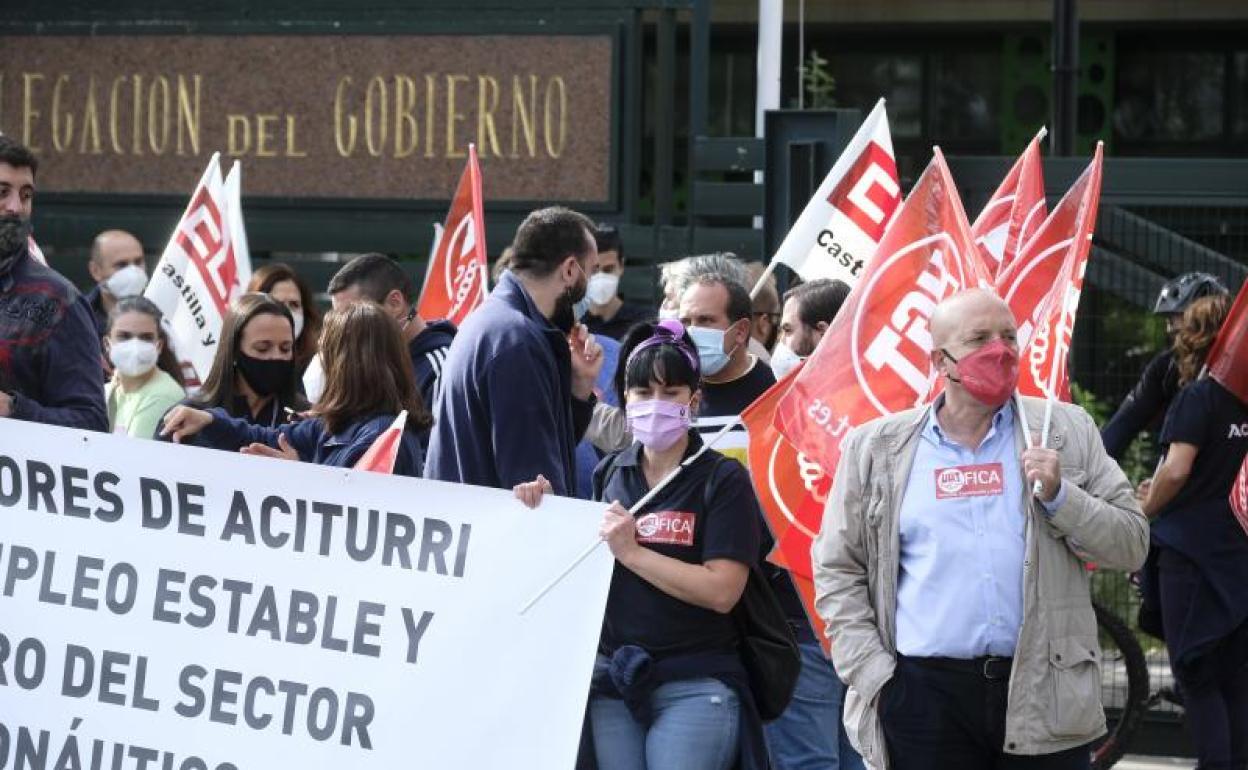 Los trabajadores de la aeronáutica en Boecillo, frente a la Delegación del Gobierno.