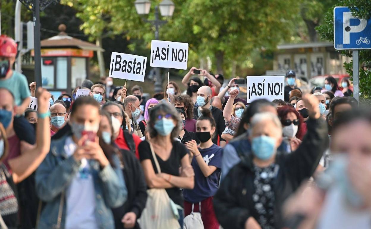 Vecinos del barrio de Usera (Madrid) protestn por el confinamiento impuesto por la Comunidad de Madrid.