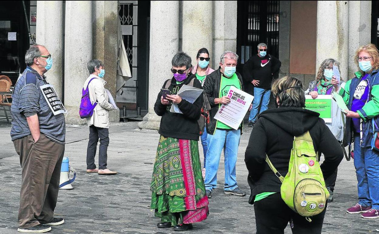 Componentes de la plataforma durante la concentración de ayer en Segovia. 