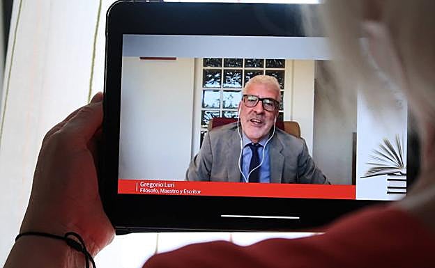 Gregorio Luri, durante el aula de cultura virtual.
