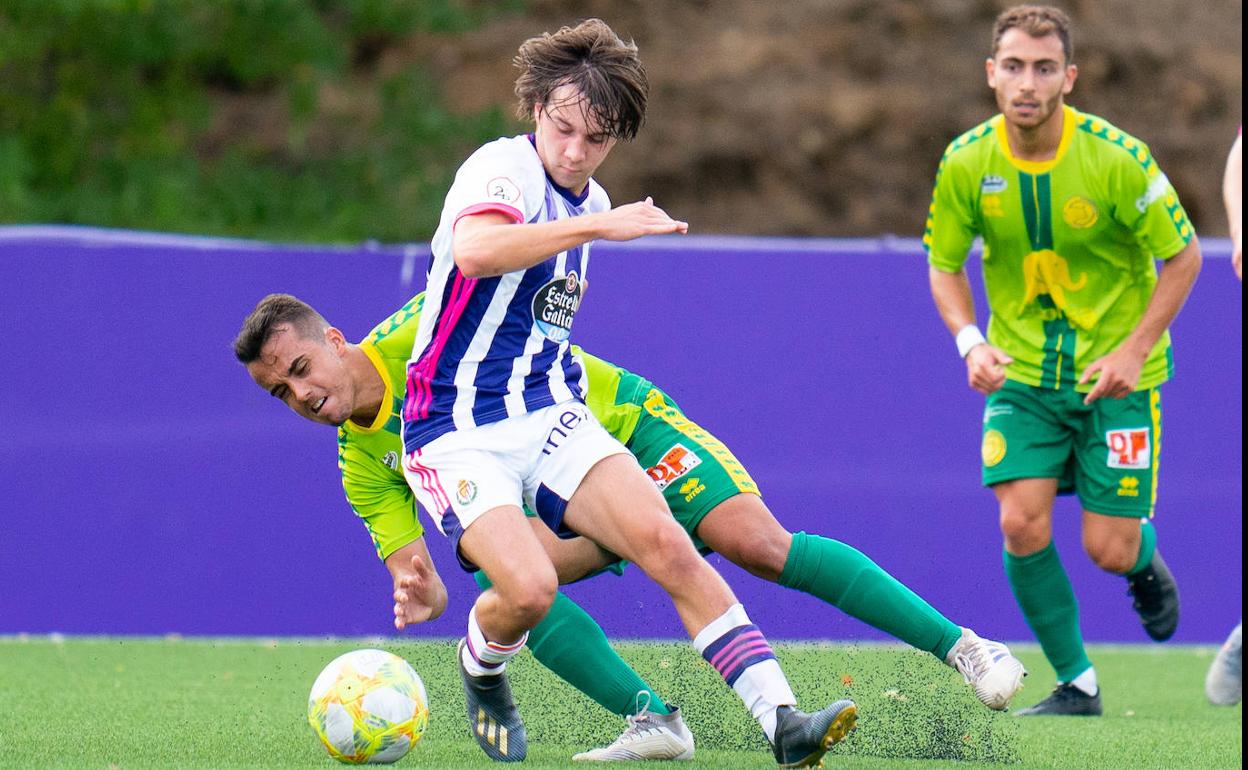 Diego González presiona a un rival del Valladolid Promesas. 