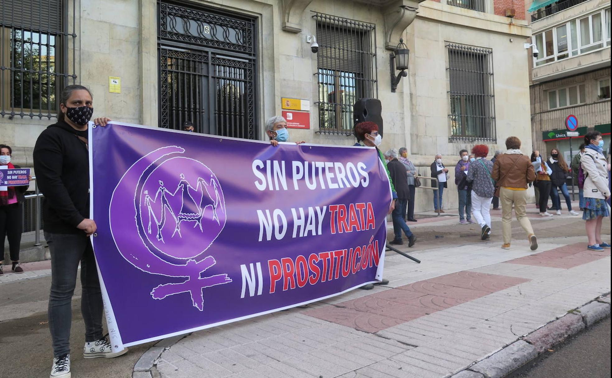 Un momento de la concentración celebrada frente a la Subdelegación del Gobierno de León. 