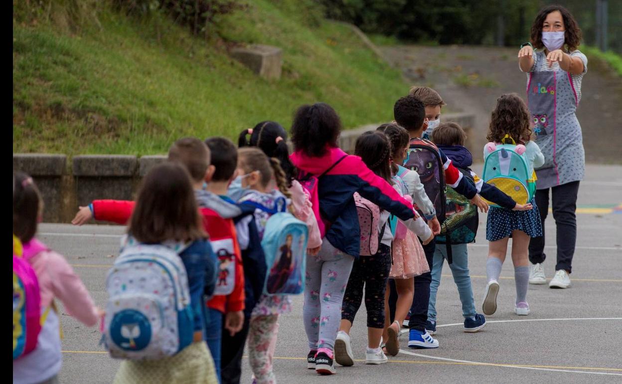 Un grupo de niños en el inicio del curso escolar.