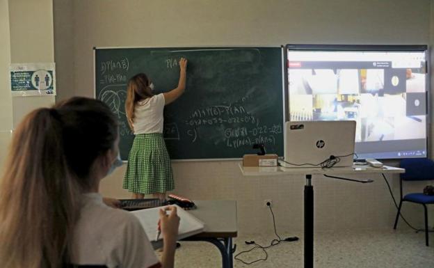 Educación eliminará el requisito del máster para dar clases durante la pandemia