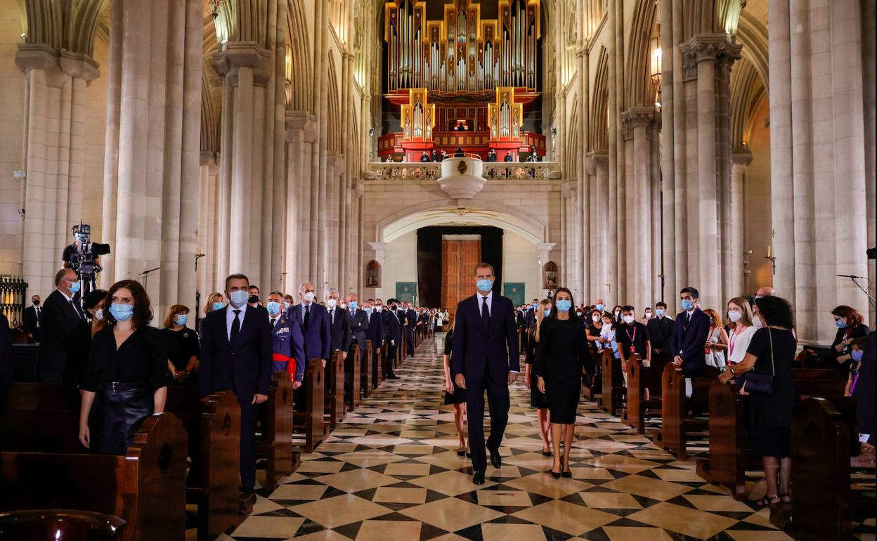 Los Reyes, en el funeral organizado por la Conferencia Episcopal en la catedral de Madrid.