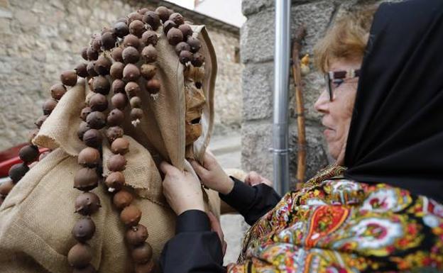 Imagen principal - Las mascaradas de invierno ya tienen su sitio en el Museo de Ávila