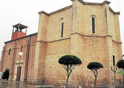 Imagen secundaria 1 - Arriba, detalle del retablo, la Virgen Inmaculada del siglo XVII; abajo, parroquia de Nuestra Señora del Milagro; y retablo mayor, obra de Pedro de Correas. 