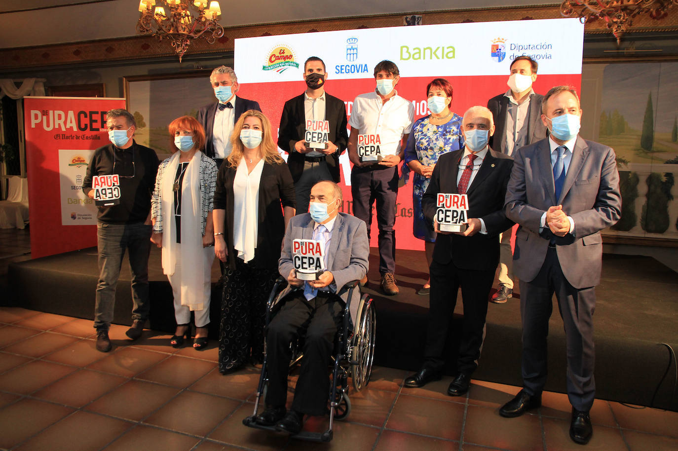 Premiados, patrocinadores y organizadores posan en la gala de entrega de premios. 