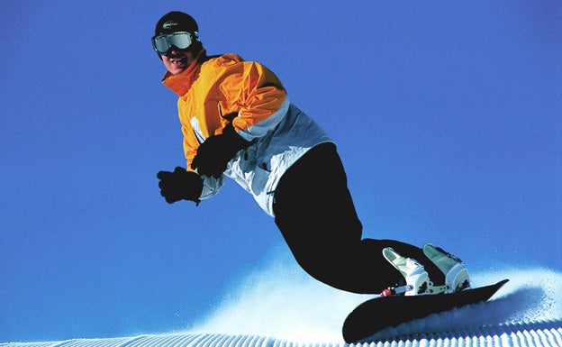 Un joven practicante de Snowboard. 