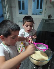 Imagen secundaria 2 - Carlos y Gonzalo en distintas fases del proceso. 