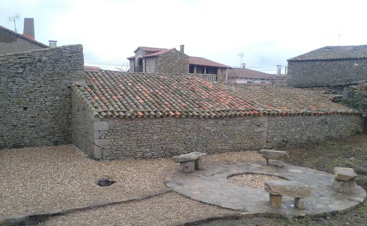 El singular Corral del Concejo de El Manzano, el único rehabilitado en la provincia. 