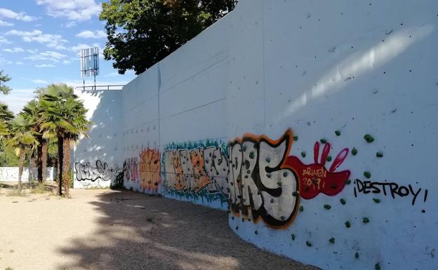 Pintadas sobre el rocódromo del parque antes de la intervención.