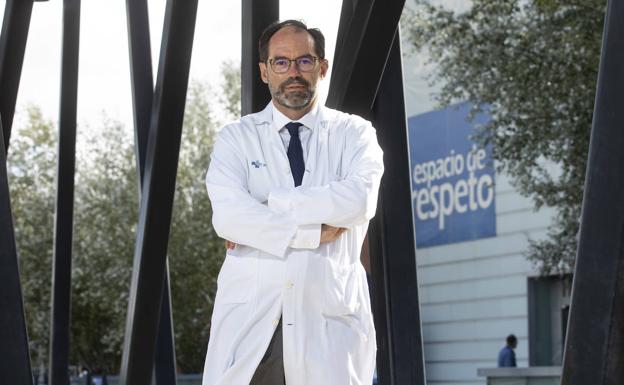 Doctor Enríquez, jefe de la UCI del Río Hortega: «Dudo de que el virus sea ahora más débil, solo la responsabilidad evitará el colapso»