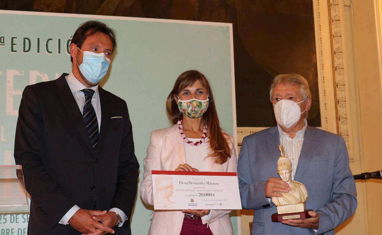 La ganadora, con el alcalde y el presidente del Ateneo. 