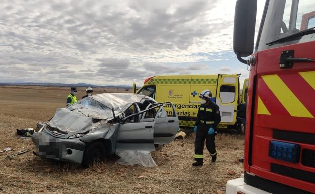 Los Bomberos de Burgos liberan a una mujer atrapada en un turismo tras una salida de vía 