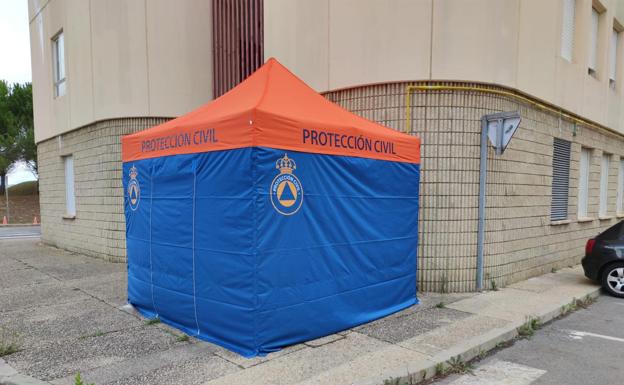 Se han instalado dos carpas para la base del covidcar y para sala de espera.