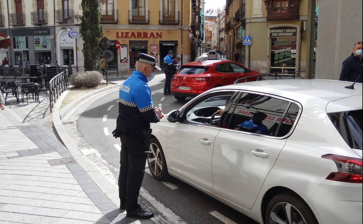 Los agentes interrogan a dos conductores en el control de ayer en Cánovas del Castillo.