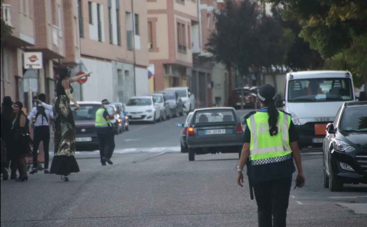 Agente de la Policía Local en una calle de Cuéllar. .