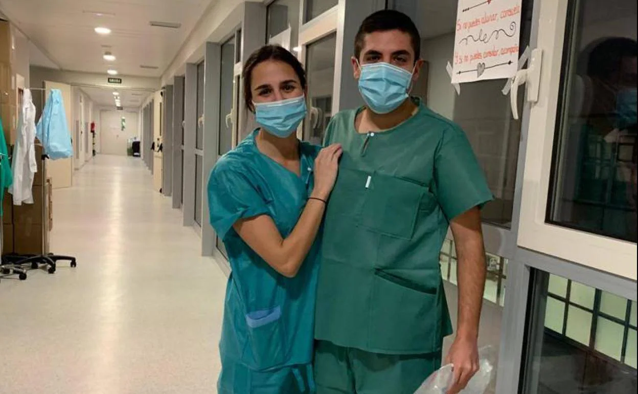 Rodrigo Pascual junto a una compañera en el pasillo del hospital.