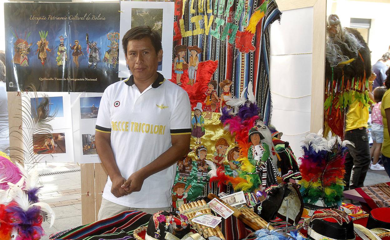 Un puesto en una de las ediciones de la Fiesta Intercultural en la Plaza de España de Valladolid.