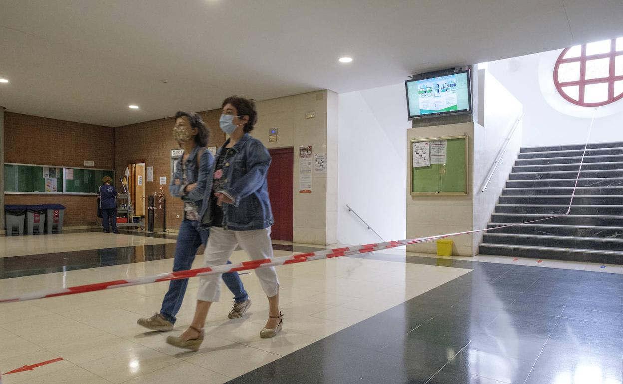 Pasillos señalizados en los centros de la Universidad de Valladolid. 