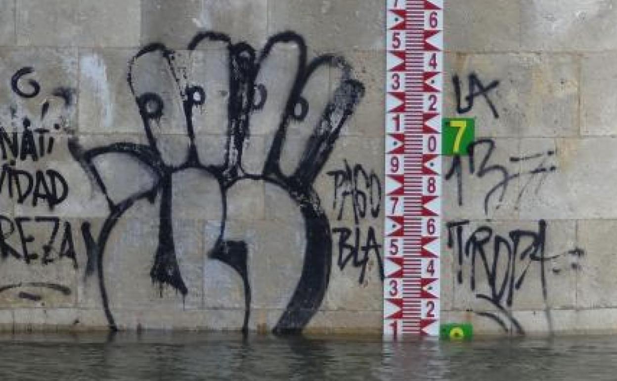 Pintada de la 'üeya' en los pilares del puente de Poniente.