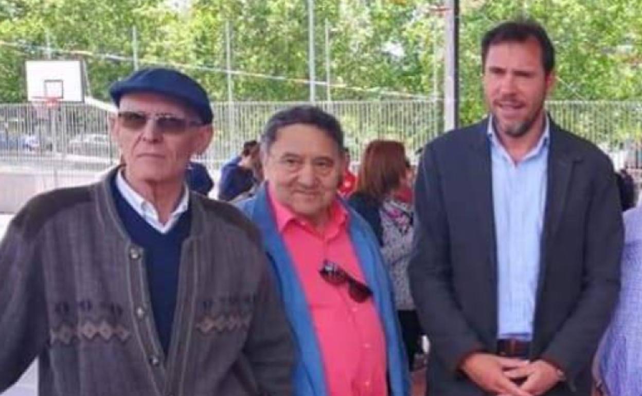 Fermín Pasalodos, primero por la izquierda, en una foto junto al alcalde.