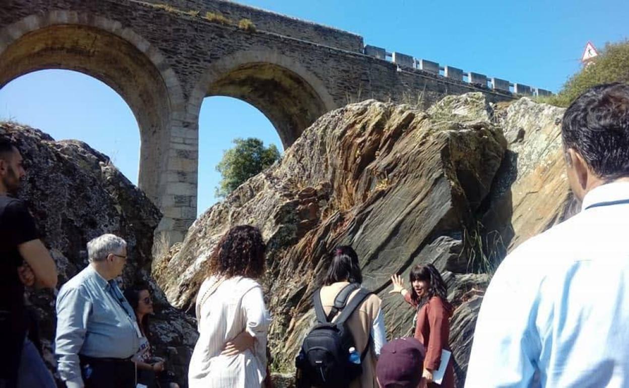 Un grupo de turistas en Siega Verde observan los grabados.