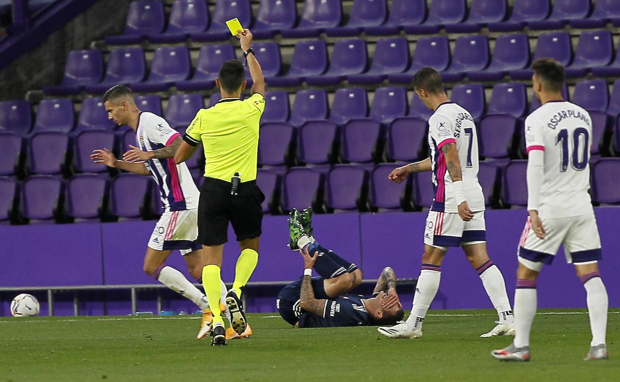 Sánchez Martínez muestra tarjeta amarilla a Javi Sánchez tras parar en falta a Santi Mina. 