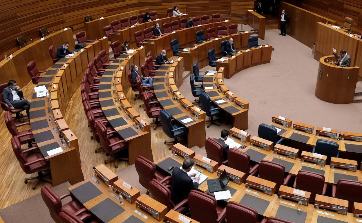 Aspecto del hemiciclo de las Cortes en el Pleno de esta semana: los escaños vacíos responden a las normas de seguridad por la pandemia.