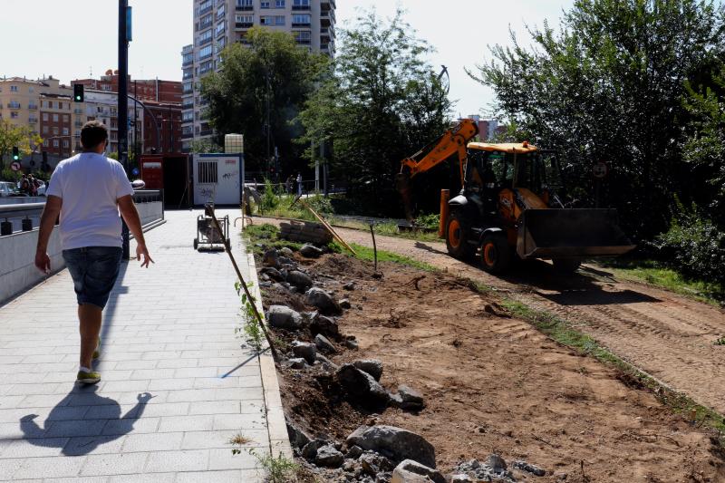 Imagen secundaria 2 - Los nuevos separadores del carril bici de la avenida de Salamanca. Debajo, a la izquierda, asfaltado de la avenida de El Norte de Castilla. A la derecha, las obras en Isabel la Católica.