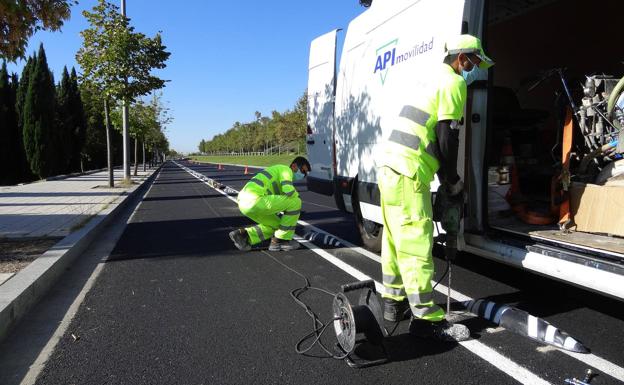 Imagen principal - Los nuevos separadores del carril bici de la avenida de Salamanca. Debajo, a la izquierda, asfaltado de la avenida de El Norte de Castilla. A la derecha, las obras en Isabel la Católica.