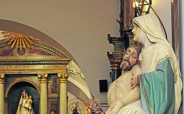 Imagen principal - Arriba, Piedad, en uno de los laterales de la Iglesia de San Juan Evangelista; abajo, estatua de San Antonio y San Isidro.