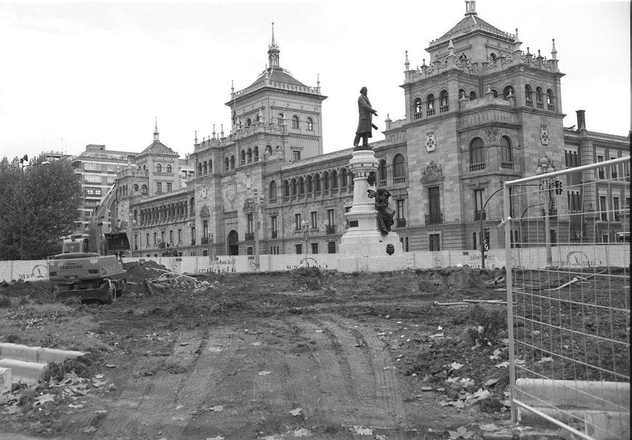 1998. Obras en la estatua José Zorrilla para la instalación de una fuente cibernética.