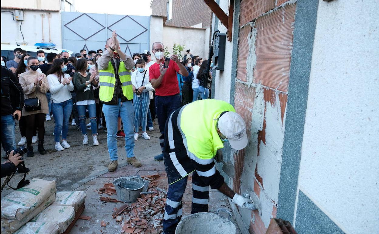 Un albañil tapa la vivienda ocupada de Renedo de Esgueva, el pasado 19 de septiembre. 