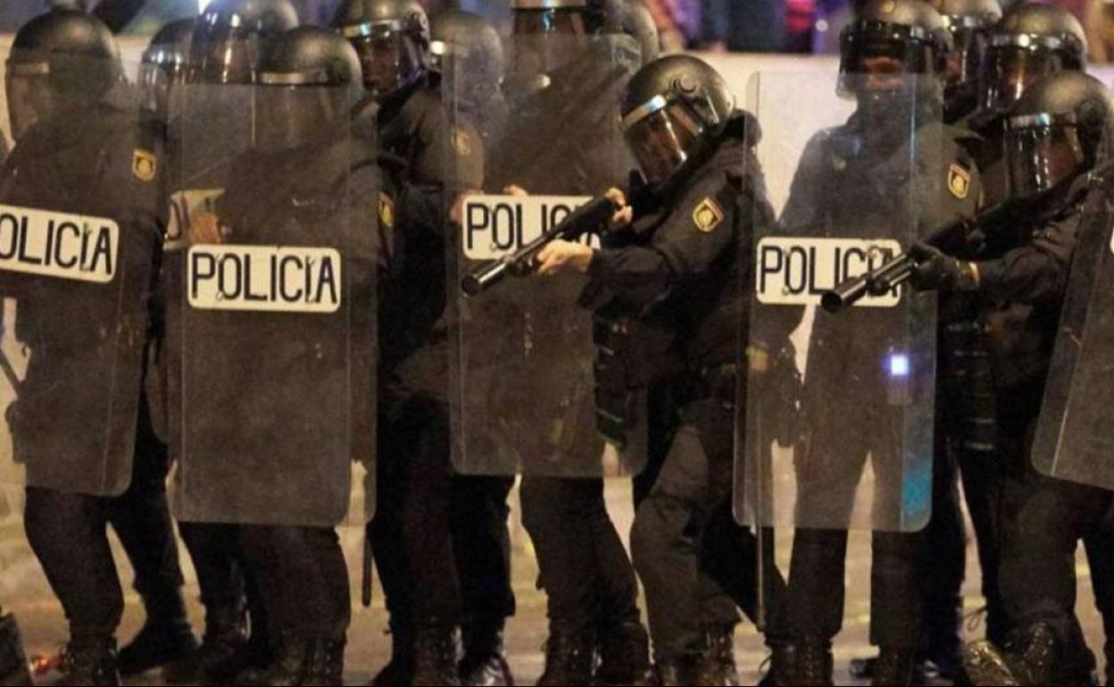 Agentes de las unidades de intervención de la Policía Nacional, durante los incidentes de octubre de 2019 en Cataluña.
