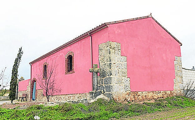 Imagen principal - Arriba, el exterior de la colorida ermita de San Blas; crruz y vistas desde el pórtico de la iglesia y retablo principal de la iglesia de la Asunción. 