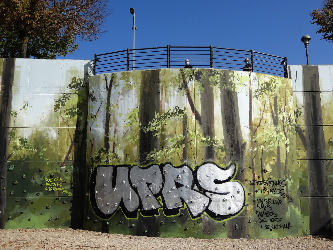 Fotos: Los grafitis cubren el mural recién pintado en el parque Bolaños de Valladolid