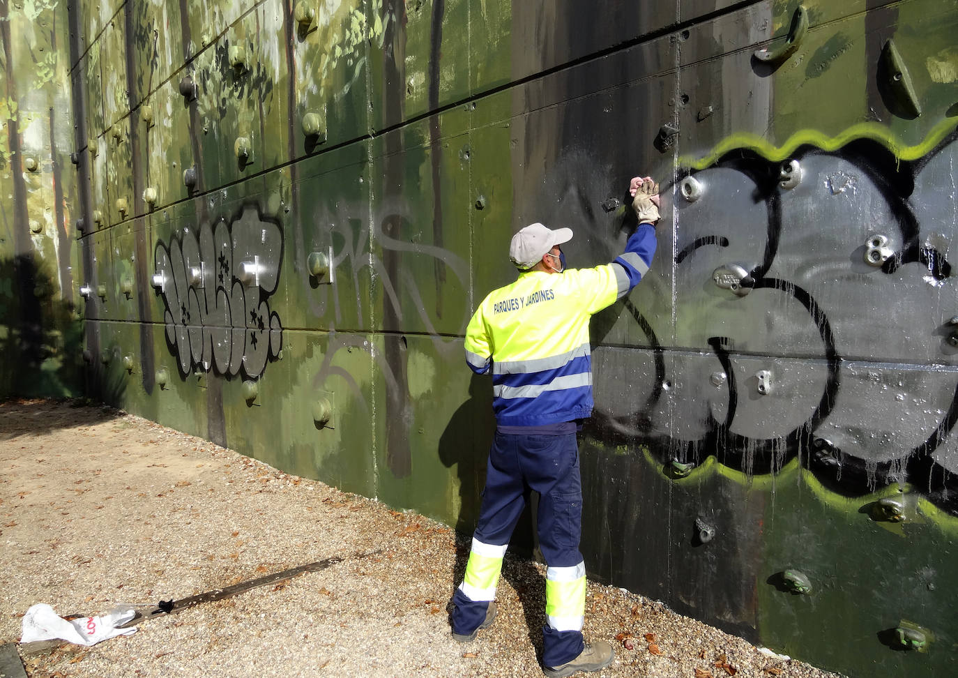 Fotos: Los grafitis cubren el mural recién pintado en el parque Bolaños de Valladolid